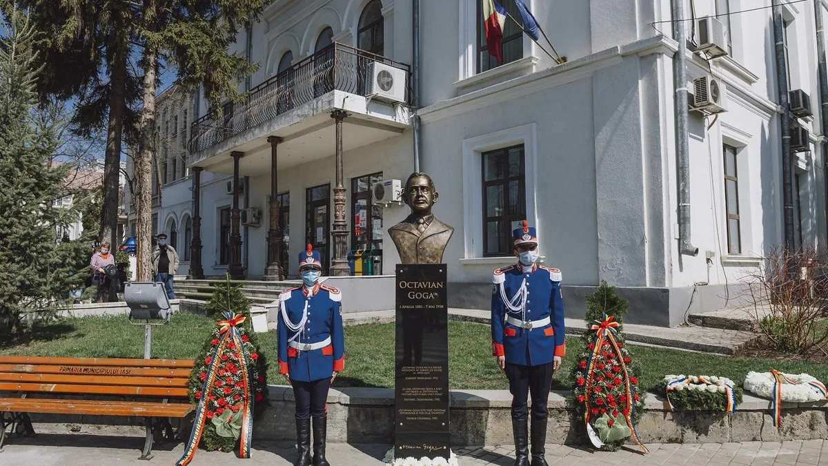 bust al lui Octavian Goga, în Iași, flancat de doi soldați
