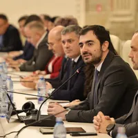 Năsui (USR) arată că Bulgaria cumpără curent ieftin din România, ziua, și-l revinde scump, noaptea. El acuză statul că a descurajat stocarea energiei