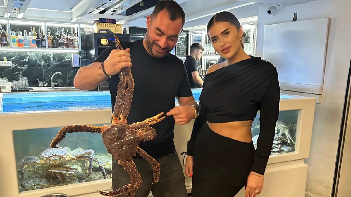 Restaurantele lui Pescobar, la mâna dreaptă. În imagine, Paul Nicolau și o amatoare de fructe de mare (sursa: Facebook/Taverna Racilor Herastrau Fishtodoor)