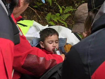 Alex a fost găsit după 40 de ore în care a fost singur în pădure în zona Sebeșu de Jos din județul Sibiu (sursa: oradesibiu.ro)
