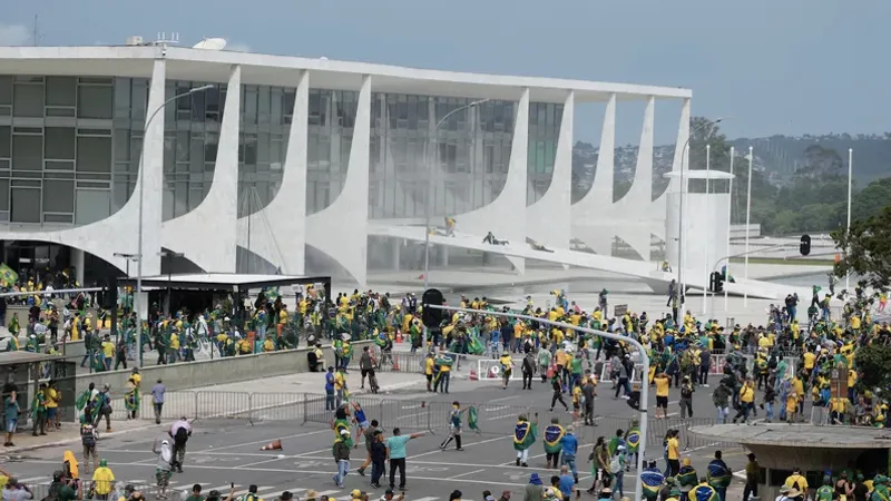 Susținătorii lui Bolsonaro au devastat Brasilia (sursa: NPR)