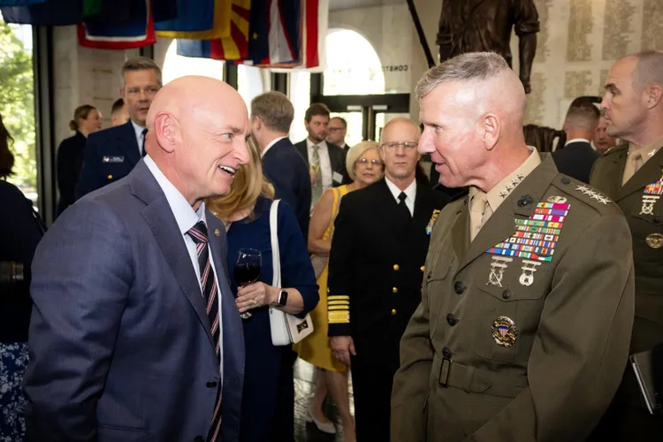 Război la Pentagon, căpitan în rezervă, retrogradat (sursa: X/Senator Mark Kelly)