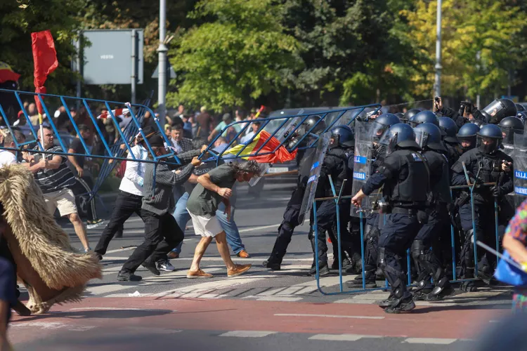 ANALIZĂ Cum s-au sincronizat mesajele PSD, AUR și ale disidenților din PNL în cazul protestelor violente din Piața Victoriei