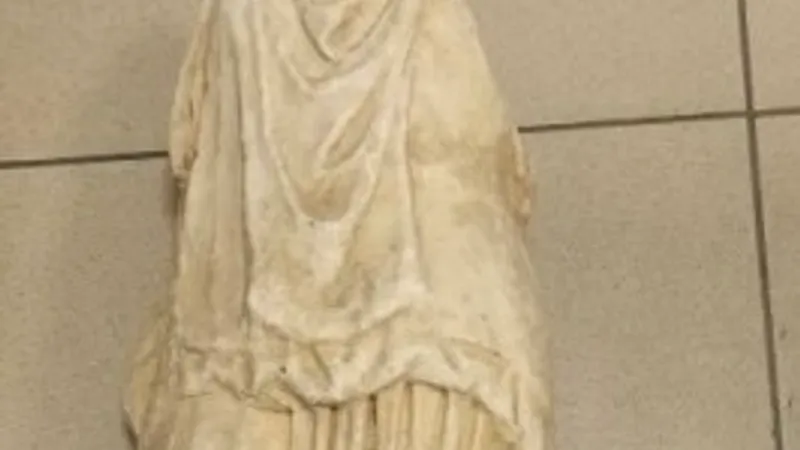 Salonic, statuie antică, găsită printre gunoaie (sursa: skai.gr)