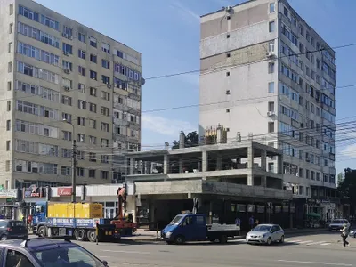 A cerut autorizație pentru o firmă luminoasă, s-a apucat de construit un bloc aproape lipit de altul (sursa: ziaruldeiasi.ro)