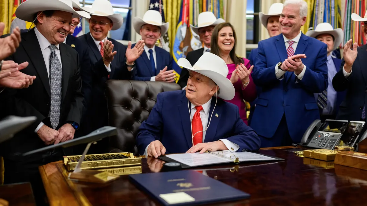 Donald Trump dă în judecată BBC (sursa: Facebook/The White House)