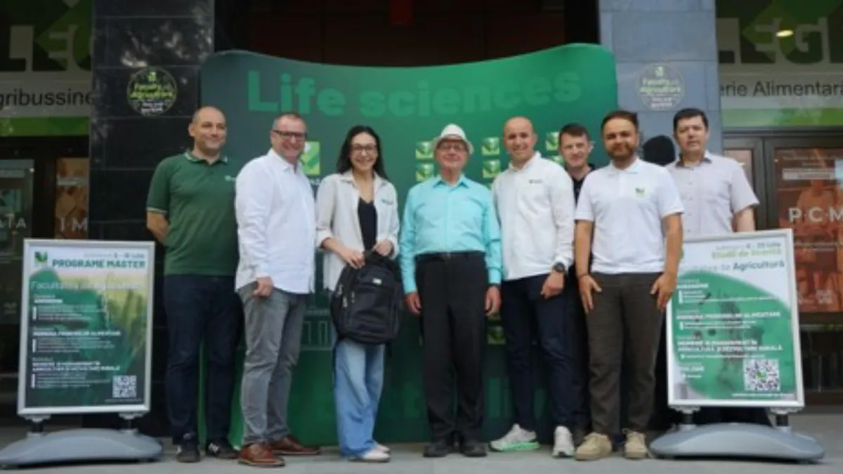 Viorel Pintilescu, student la 87 de ani, împreună cu noii colegi