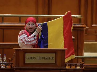 Șoșoacă, învelită în tricolor Foto: Inquam/ george Calin