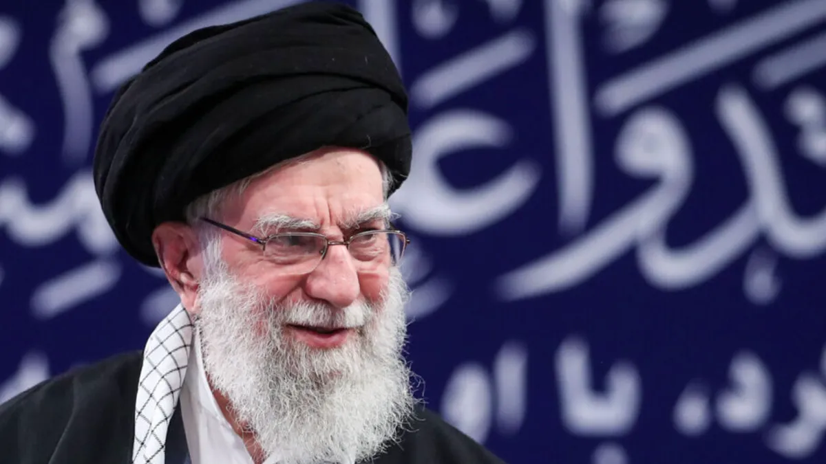 România își extrage personalul diplomatic neesențial din Israel, un atac american împotriva Iranului pare iminent. În imagine, ayatollah-ul Khamenei (sursa: IRNA)