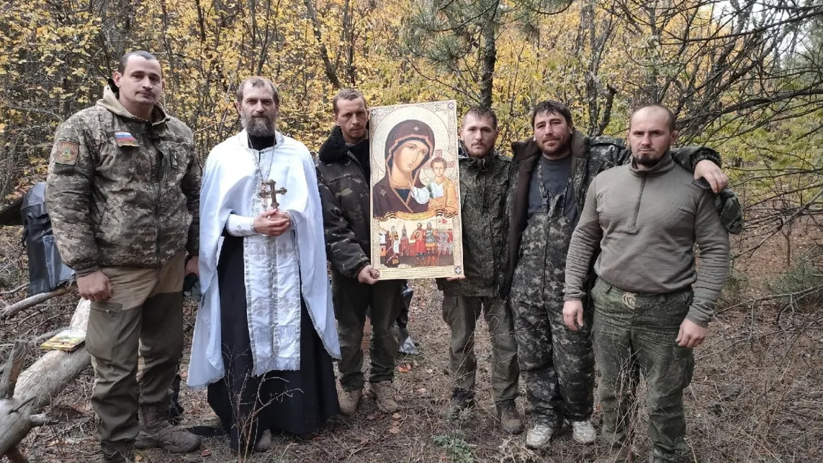 Un preot botează recruții armatei ruse cu ajutorul sacilor pentru cadavre Foto: Telegram