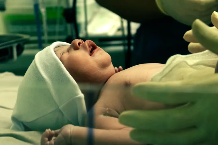 Naștere extrem de rară la Iași: mama are 55 de ani, băiețelul are nota 8