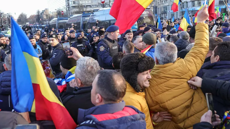 Participanți violenți pro-Georgescu la protestul sindicaliștilor (sursa: Inquam Photos/Sabin Cirstoveanu)