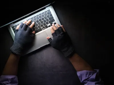 S-a trezit dator peste noapte: un escroc i-a furat identitatea cu date de pe internet și a făcut credite pe numele lui