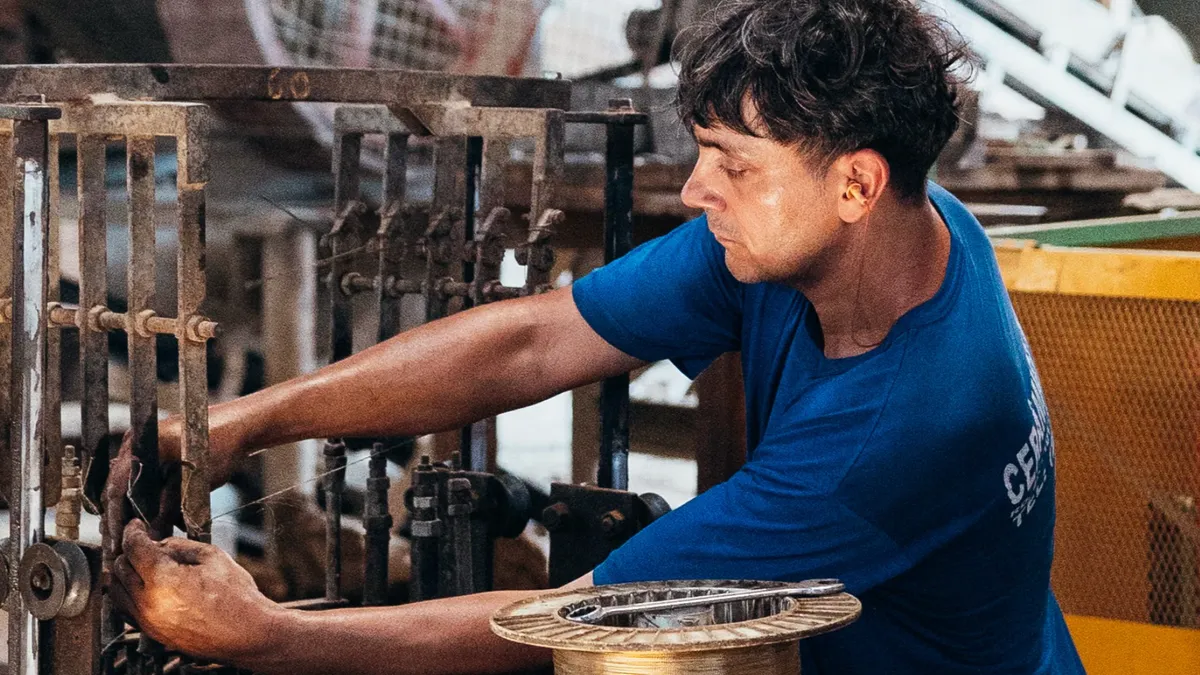 Muncitor într-o uzină industrială