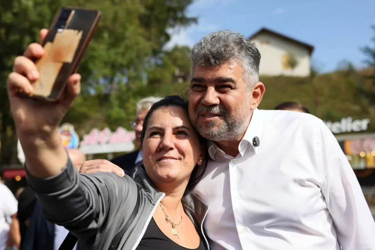 Ciolacu vrea investiții în infrastructura şcolară (sursa: Facebook/Marcel Ciolacu)