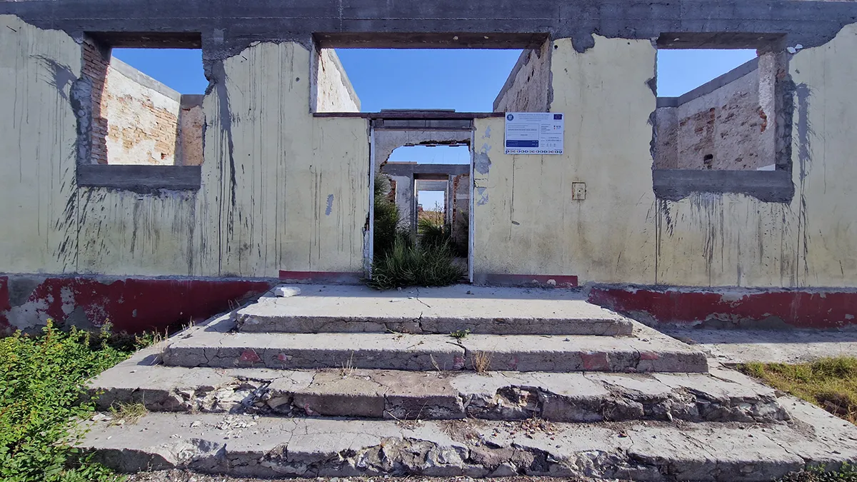Școlile care ar fi trebuit să fie renovate cu banii europeni sunt ruine Foto: Info Sud Est