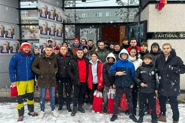 PSD a scos minori la înaintare în campania electorală: fotografie de grup cu elevi de gimnaziu și liceu care împart materiale politice în fața PSD Maramureș