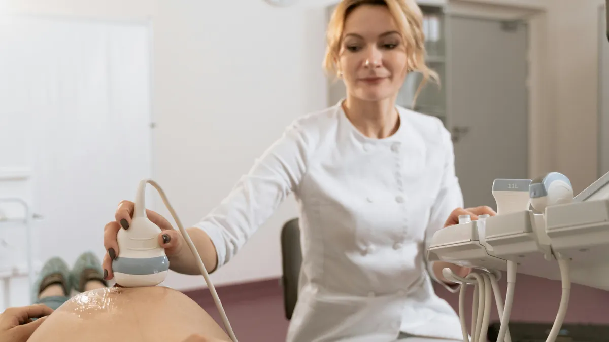 Cezariana, riscuri, beneficii și mituri (sursa: Pexels/MART PRODUCTION)