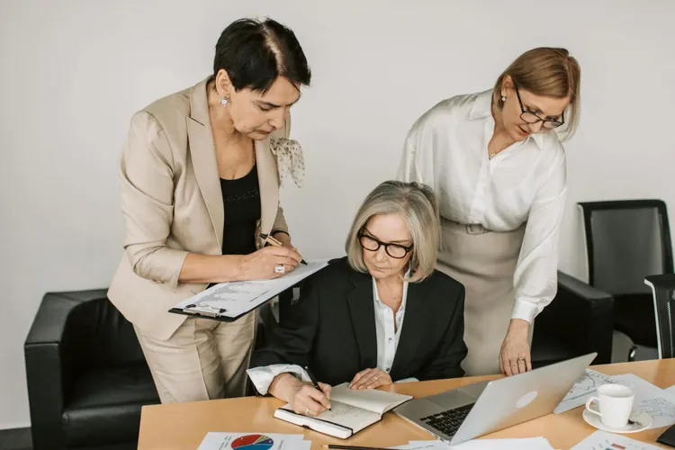 Româncele acced rar în funcții publice (sursa: Pexels/Vlada Karpovich)