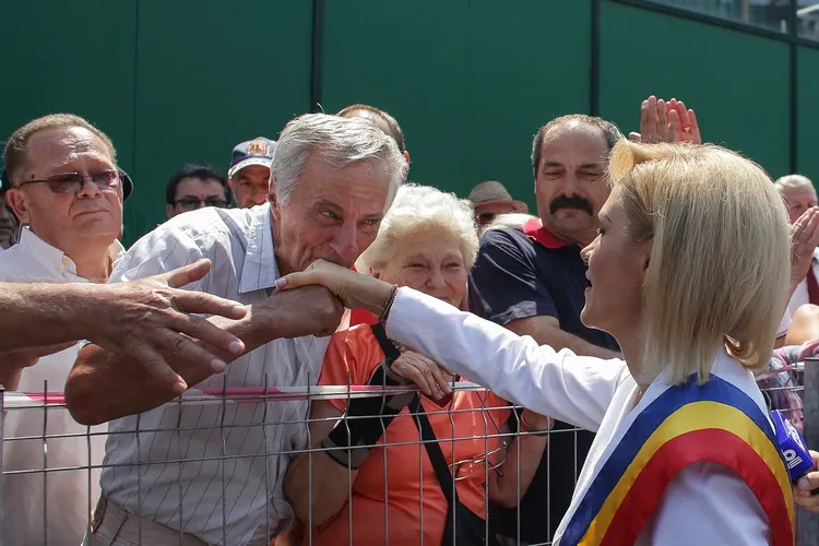 Vouchere acordate de Ziua Bărbatului de către ministrul Firea Foto: Inquam/ Octav Ganea