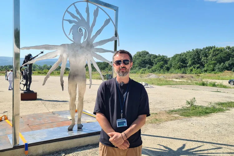 Sculptură monumentală în terminalul T4 Iași (sursa: ziaruldeiasi.ro)