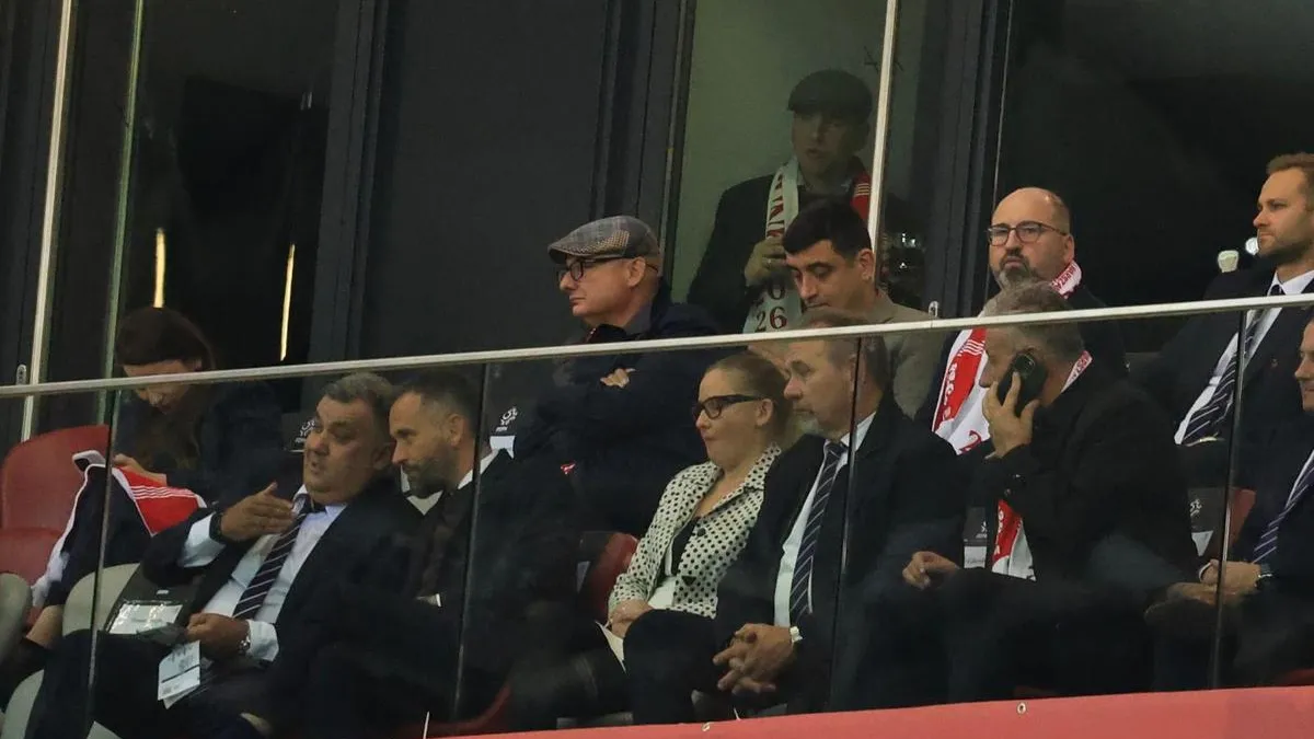 Simion, timid, între oficialii polonezi la meciul Polonia-Romania