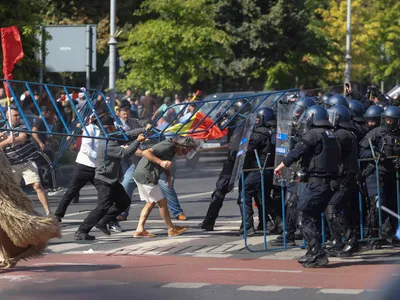 ANALIZĂ Cum s-au sincronizat mesajele PSD, AUR și ale disidenților din PNL în cazul protestelor violente din piata Victoriei