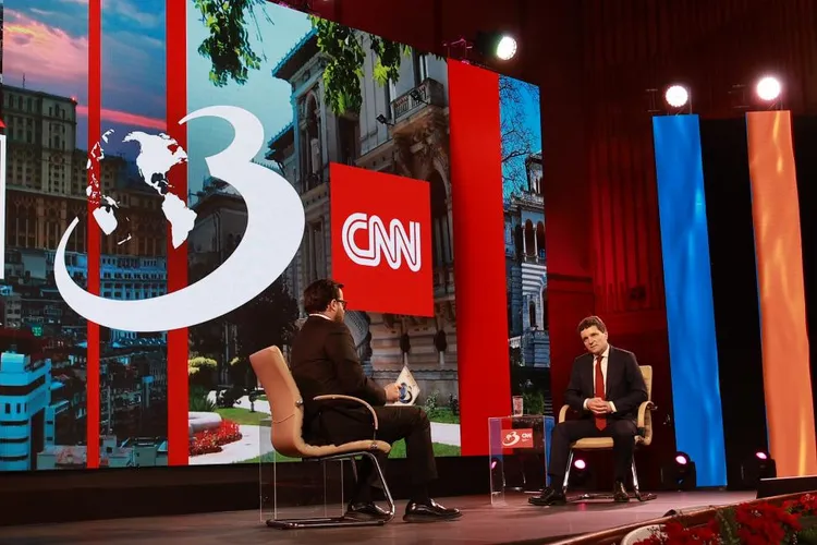 Cum a profitat Mihai Gâdea de prezența lui Nicușor Dan Foto: Captură video