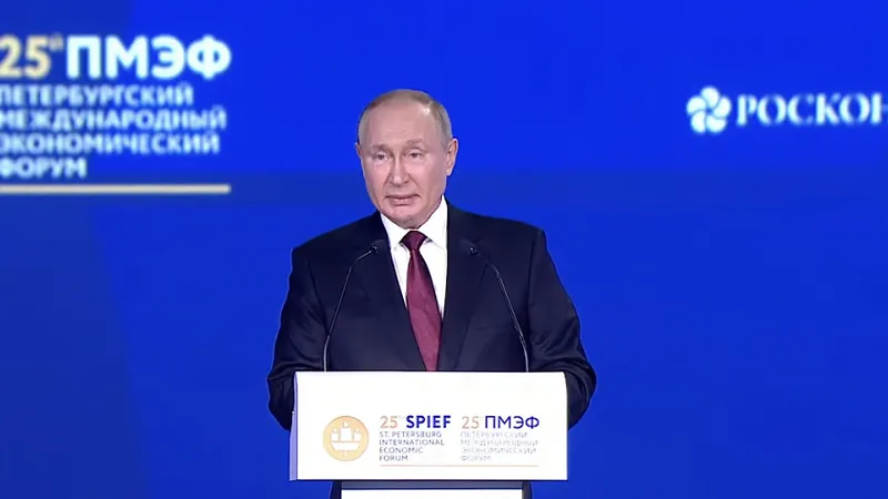 Putin, nevoit să-şi amâne discursul la Forumul de la Sankt Petersburg, din cauza unui atac cibernetic Foto: News.ro