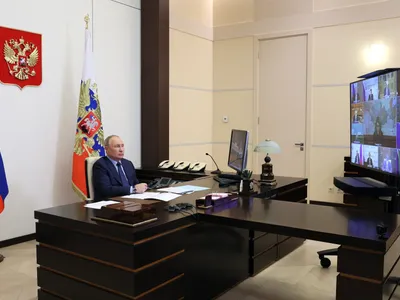 Putin își minte poporul cu televizorul (sursa: kremlin.ru)