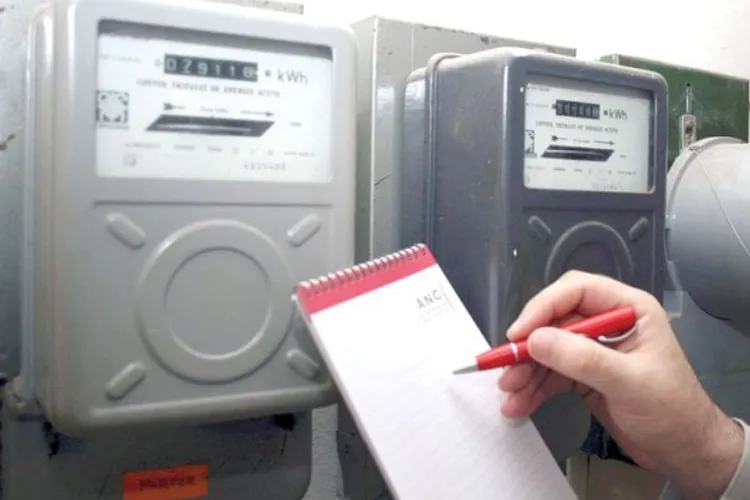 Capcana din facturile la electricitate: când nu beneficiaţi de compensare chiar dacă aveţi consum sub 255 kWh pe lună