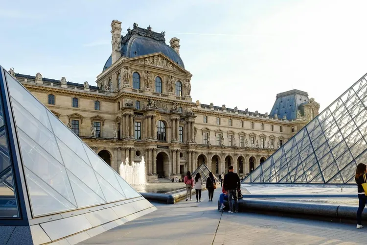 Jaful de la Luvru, doi suspecți reținuți (sursa: Pexels/Shvets Anna)