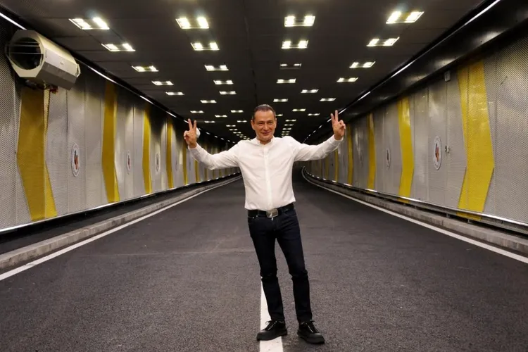 Bolojan îi bate obrazul lui Băluță: face reclamă la Pasajul Unirii, reconstruit cu banii Guvernului Foto: Facebook