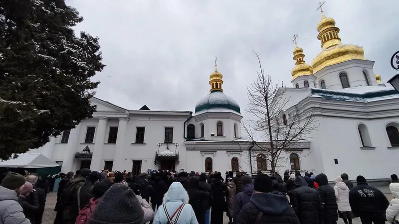 Victorie majoră pentru regimul Zelenski: biserica autocefală ucrainenă a instalat un stareț la Lavra Pecerska, desprins din biserica subordonată Rusiei