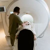 Drepturile pensionarilor în spitale în 2026: când pot face gratuit RMN și CT, ce fac dacă li se cer bani și unde reclamă abuzurile