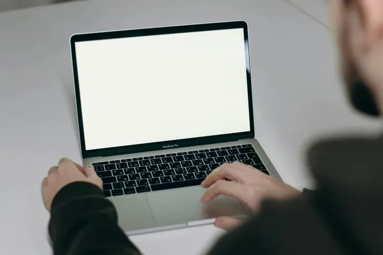 Pornhub, YouPorn, acces limitat în Marea Britanie (sursa: Pexels/cottonbro studio)