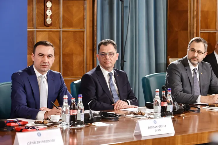 Foștii miniștri ai Economiei simulează că au vrut să elibereze sediul pe care încasau zero chirie Foto: Facebook