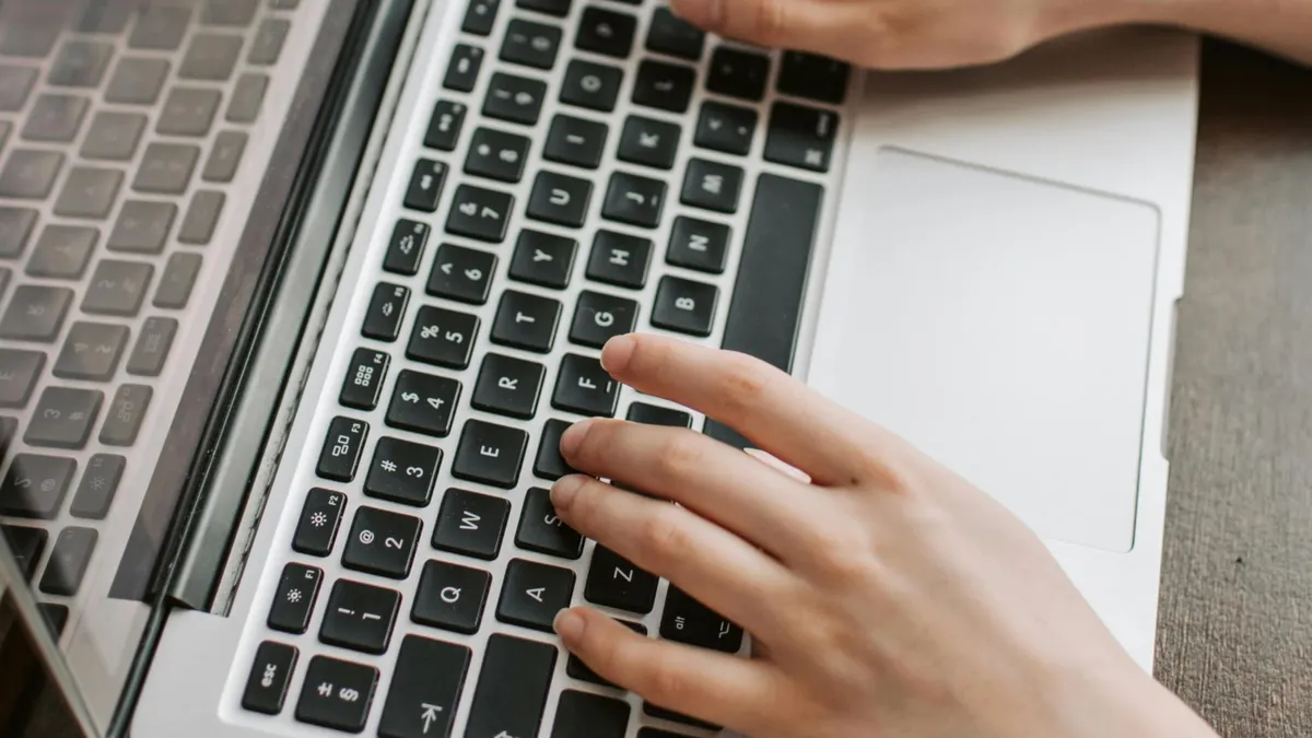 Verificarea online a contractelor de muncă (sursa: Pexels/Vlada Karpovich)