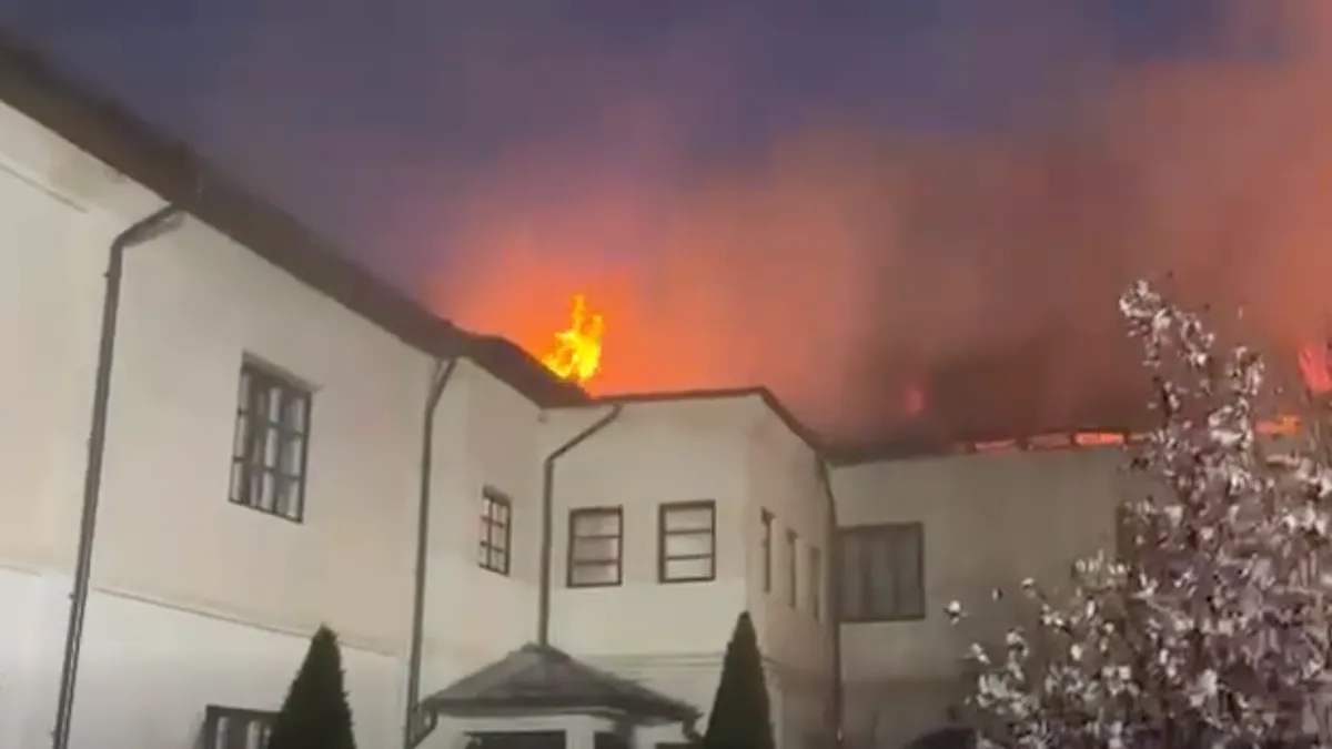Incendiu puternic la Mănăstirea Bistrița (sursa: Facebook/ISU Valcea)