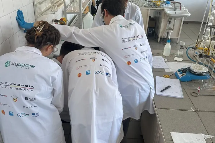 Daniel Funeriu organizează tabere „de excelență” pentru elevii pasionați de chimie și matematică Foto: Facebook