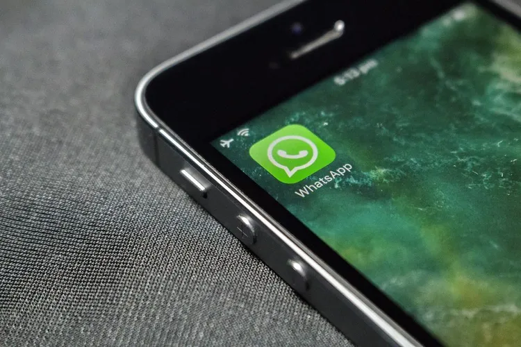 Escrocheria "Hei, mamă!" pe WhatsApp: părinții primesc mesaje de pe numere necunoscute prin care sunt anunțați că copilul și-a pierdut telefonul. Cum recunoști înșelăciunea