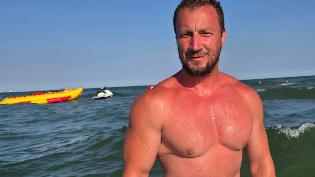 De ce aleargă Godină dezbrăcat complet prin curte. În imagine, doar parțial dezbrăcat, la mare (sursa: Facebook/Marian Godina)