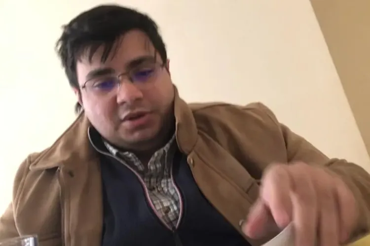 Falsul căpitan SRI Isfan, lăsat liber de judecători (sursa: criticarad.ro)