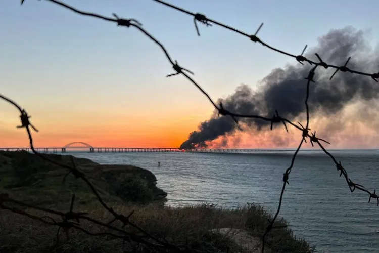 Podul Kerci arde violent, probabil compromis (sursa: TASS)