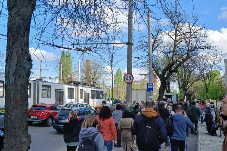 O bucată de tavan s-a prăbușit într-un tunel de metrou, circulația spre Bucureștii Noi, blocată Foto: Facebook
