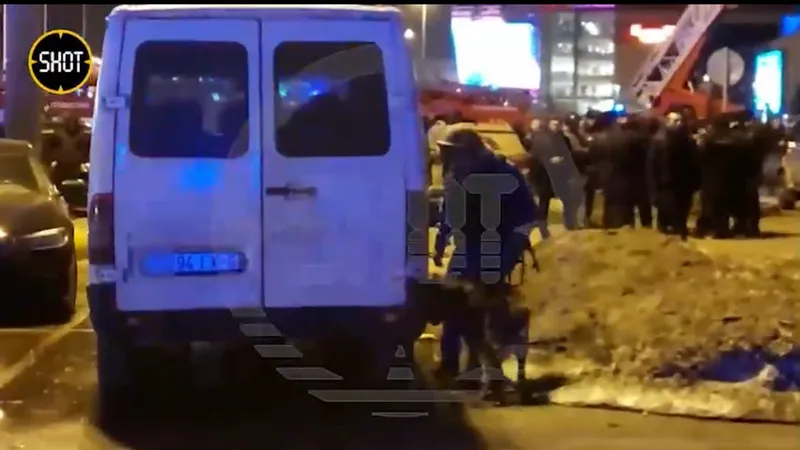 Dubiță cu numere ucrainene lângă sala unde a avut loc atacul terorist Foto: Captură video