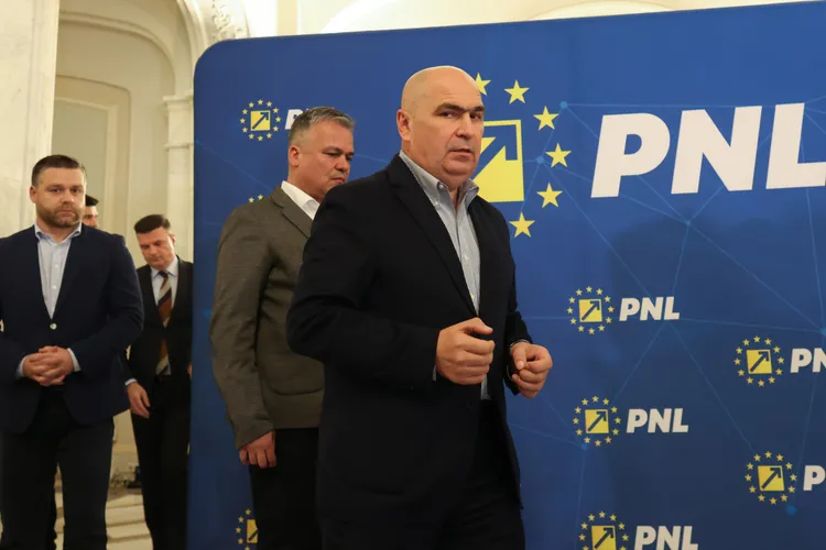 Planul lui Bolojan de reducere a cheltuielilor statului: mai puțini parlamentari, tăierea subvenției pentru partide, ministere desființate