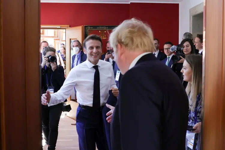 Macron l-a enervat pe Boris Johnson atât de tare încât acesta simțea nevoia să-l lase KO Foto: Facebook