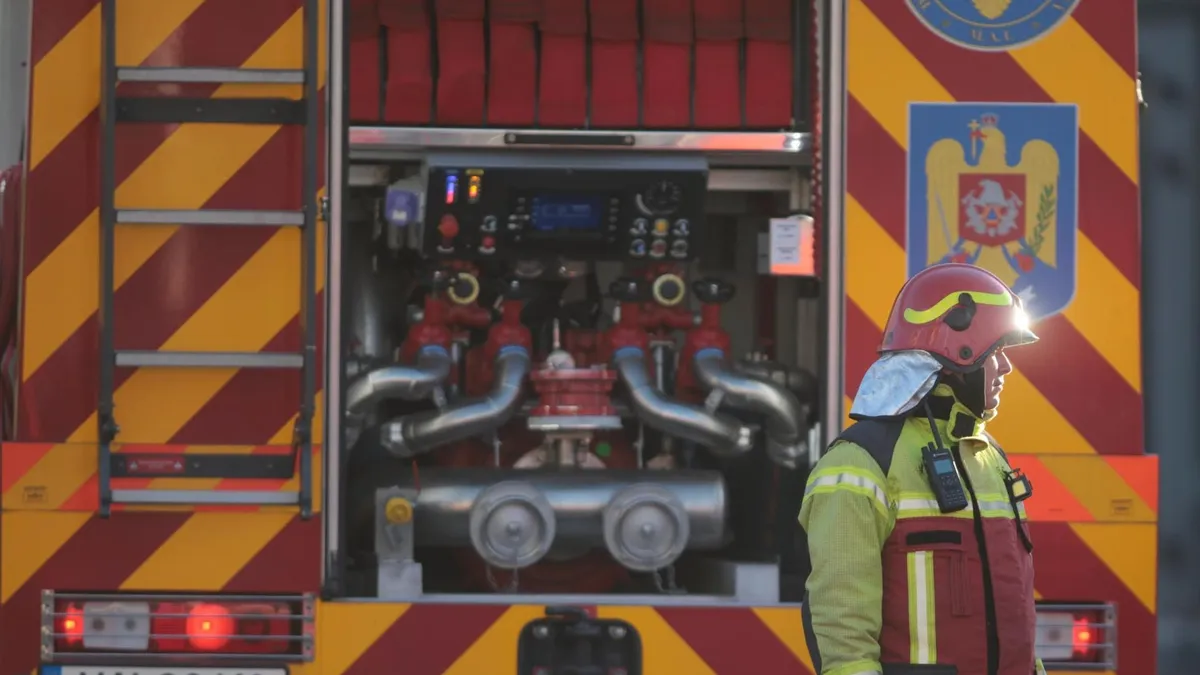 Incendiu extins în București (sursa: Inquam Photos/George Călin)