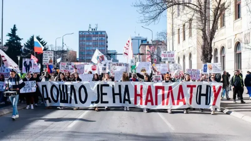 Protestele studenților sârbi paralizează marile orașe (sursa: bbc.com)